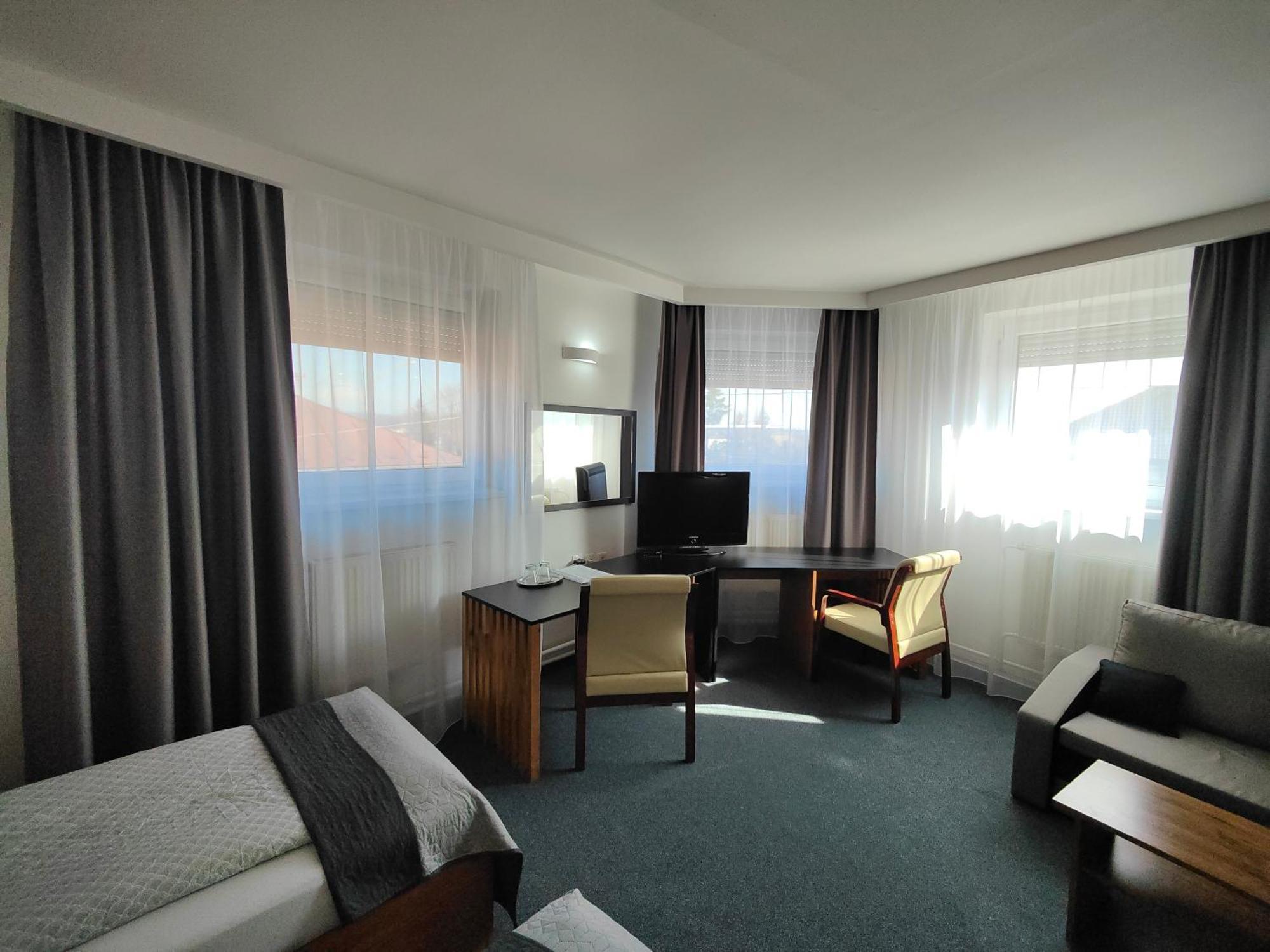 Hotel P7 Losonc Kültér fotó