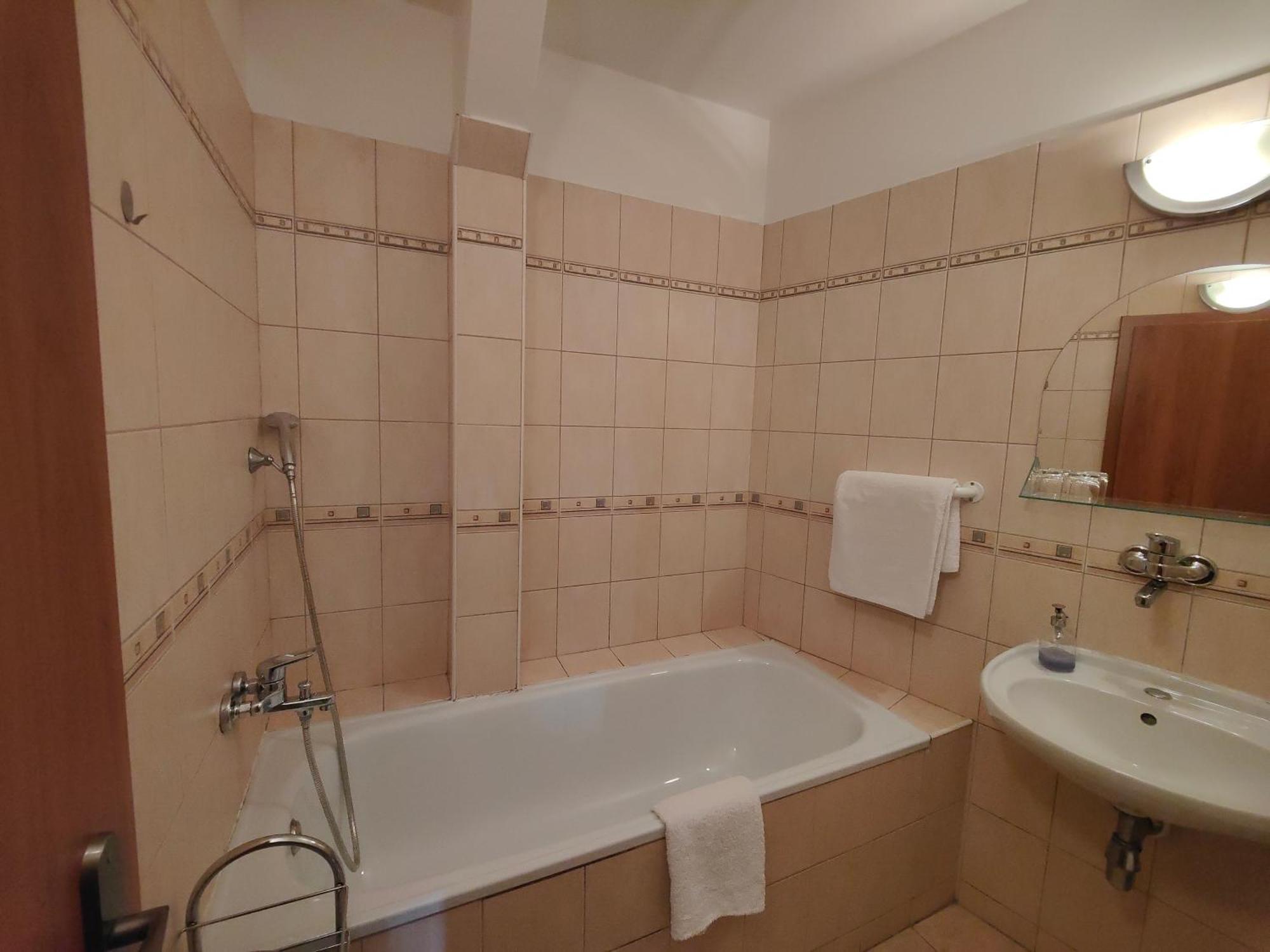 Hotel P7 Losonc Kültér fotó
