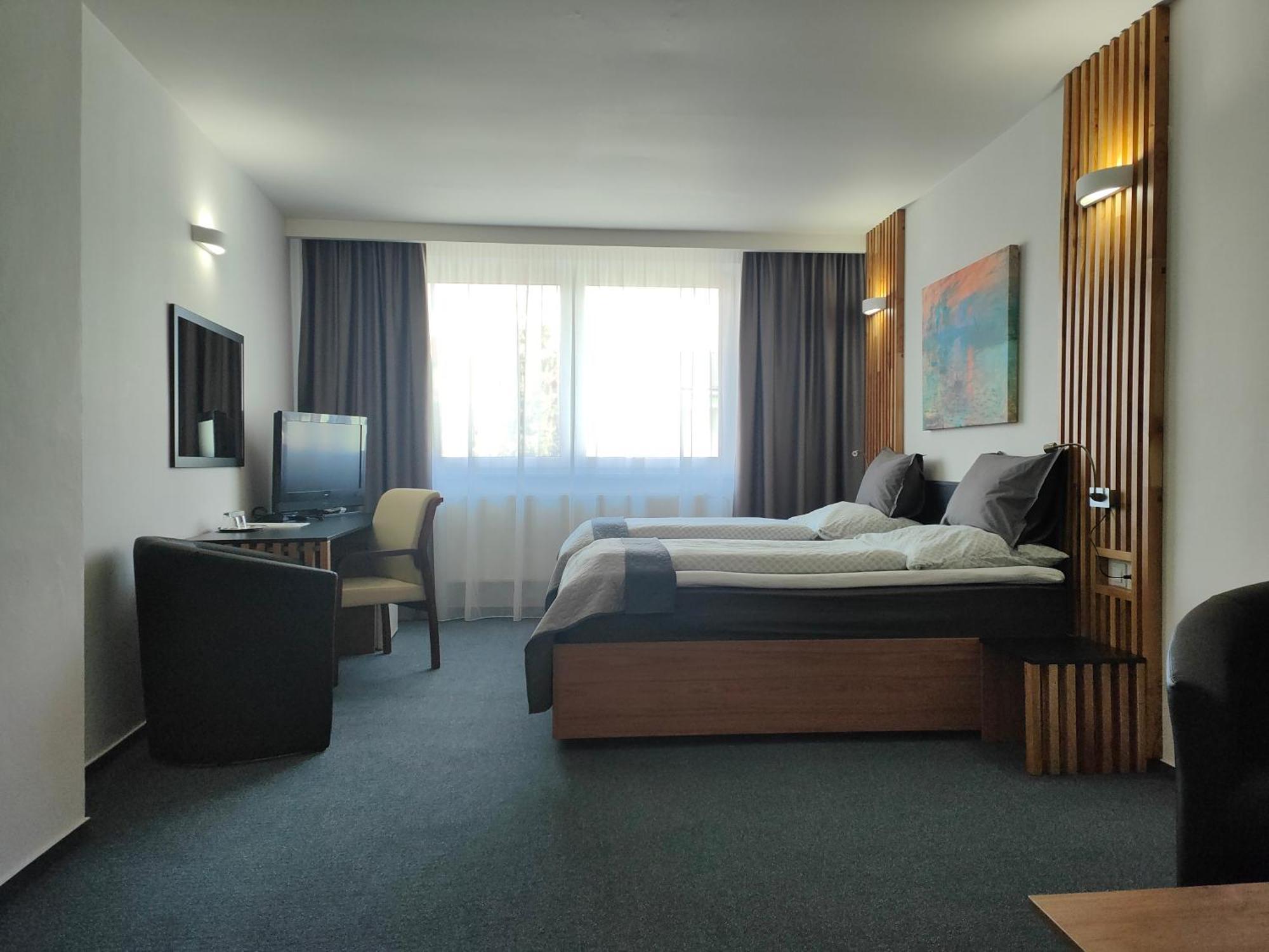 Hotel P7 Losonc Kültér fotó